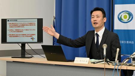 　記者会見する公取委の担当者＝１２日午後、岡山市北区