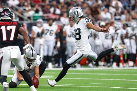 　ＮＦＬオープン戦のテキサンズ戦でＴＤ後のキックを放つレイダーズの松澤＝ヒューストン（ＩＣＯＮ　ＳＰＯＲＴＳＷＩＲＥ提供・ゲッティ＝共同）