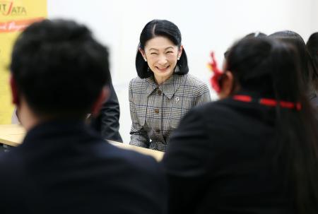 　「清瀬結核サミット」の参加者らと懇談される紀子さま＝２８日午後、東京都清瀬市（代表撮影）