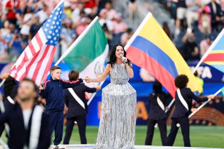 　米国―パラグアイ戦を前に行われたセレモニーで歌唱するケイティ・ペリーさん＝ロサンゼルス（共同）