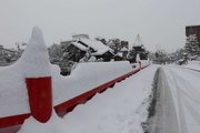 雪に覆われた高山市中心部の観光名所の中橋＝２４日午前１０時１５分