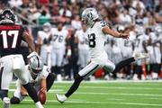 　ＮＦＬオープン戦のテキサンズ戦でＴＤ後のキックを放つレイダーズの松澤＝ヒューストン（ＩＣＯＮ　ＳＰＯＲＴＳＷＩＲＥ提供・ゲッティ＝共同）