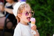 　暑い日が続いたトルコのアンカラでアイスクリームを食べる子ども＝７月（ゲッティ＝共同）