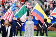 　米国―パラグアイ戦を前に行われたセレモニーで歌唱するケイティ・ペリーさん＝ロサンゼルス（共同）