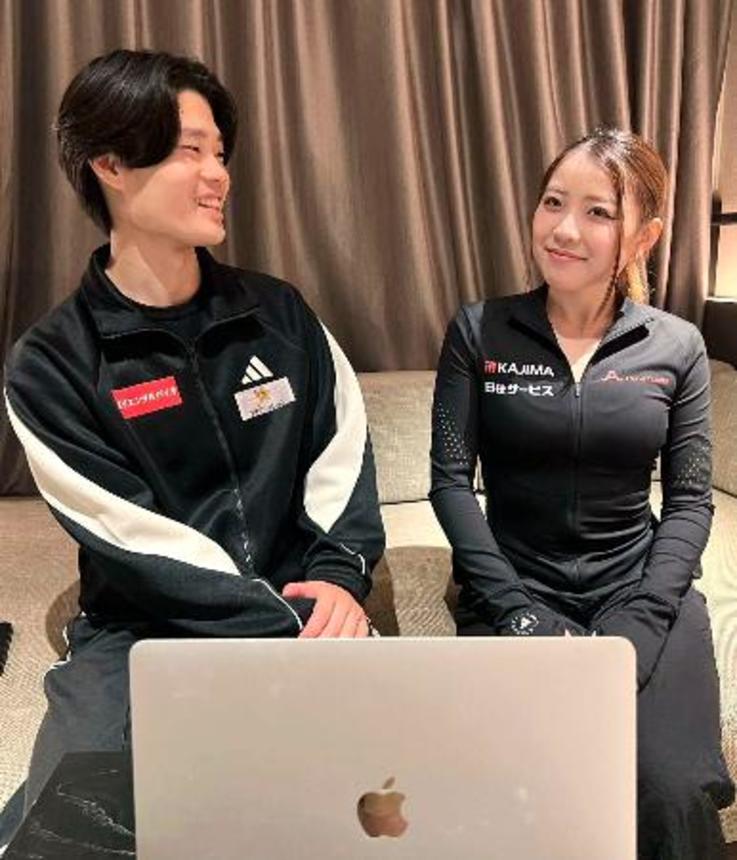 　オンライン取材に応じたアイスダンスの紀平梨花（右）、西山真瑚組＝２日