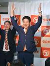 　埼玉選挙区で当選を決め、万歳する参政党の大津力氏＝２１日午前１時４４分、埼玉県飯能市