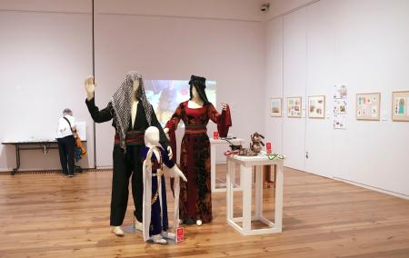 　民族衣装などが展示された、展覧会「クルドの文化と暮らし―いま、共に生きる社会を」＝２日午後、埼玉県川口市