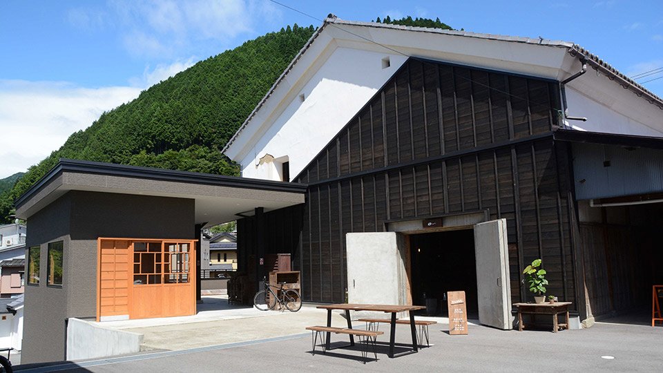 築約１００年の酒蔵を活用した趣のある雰囲気の店舗＝郡上市八幡町本町