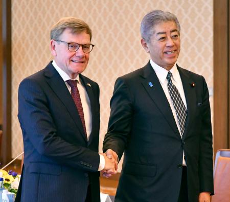 　ドイツのワーデフール外相（左）と握手する岩屋外相＝１８日午前、東京都内