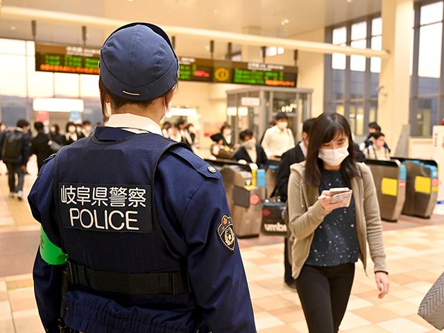 改札口で警戒に当たる多治見署員＝多治見市音羽町、ＪＲ多治見駅