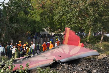 　墜落した旅客機の残骸＝１２日、インド・アーメダバード（ＡＰ＝共同）