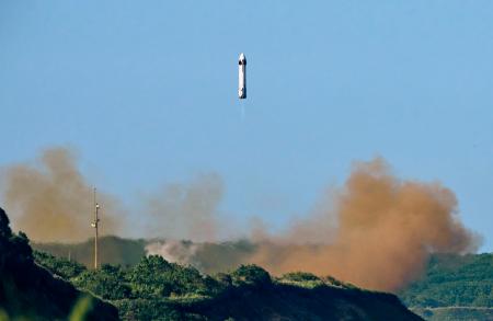 　ホンダが成功した再使用型小型ロケットの離着陸実験の様子＝１７日、北海道大樹町