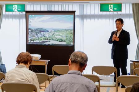 　岡山県吉備中央町で開かれたＰＦＡＳ検査結果の住民説明会で、あいさつする山本雅則町長＝１８日午後