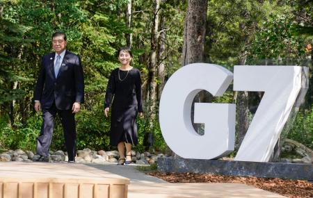　Ｇ７サミット会場のカナダ西部カナナスキスで、歓迎セレモニーに向かう石破首相。右は妻の佳子さん＝１６日（共同）