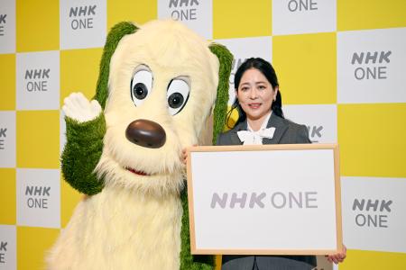 　「ＮＨＫ　ＯＮＥ」をＰＲするＥテレ番組「いないいないばあっ！」のキャラクターのワンワンと黒崎めぐみ理事＝１８日午後、東京都渋谷区