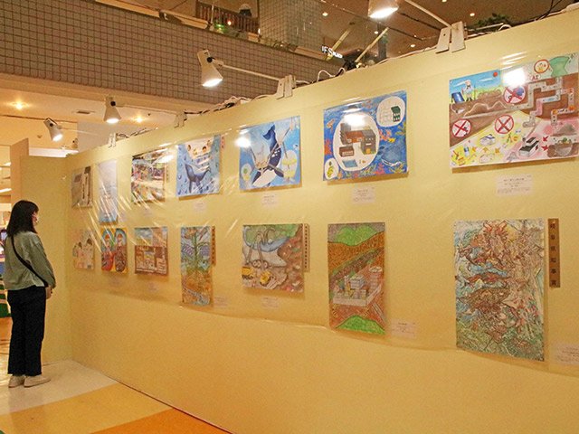 アイデアあふれる力作が並ぶ県発明くふう展＝岐阜市正木中、マーサ２１