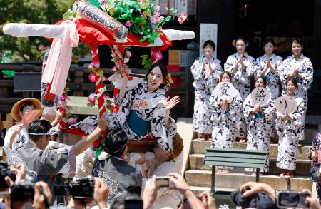　「愛染まつり」で、かごから見物客に手を振る愛染娘＝３０日午後、大阪市天王寺区