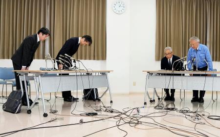 　引き揚げる際に、大川原化工機の（右から）大川原正明社長と元取締役島田順司さんにあらためて謝罪する（左から）東京地検の森博英公安部長と警視庁の鎌田徹郎副総監＝２０日午後、横浜市