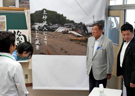 　福岡県朝倉市で地元住民らとの意見交換に臨む石破首相＝１３日午後