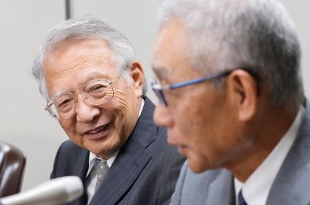 　警視庁と東京地検から上告断念の連絡を受けた後、記者会見する大川原化工機の大川原正明社長。手前は島田順司元取締役＝１１日午後、東京・霞が関の司法記者クラブ