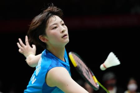 　アジア大会バドミントン女子団体決勝、中国戦でプレーする宮崎友花＝２４日（ゲッティ＝共同）