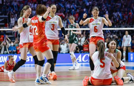 　ポーランドに逆転勝ちし、喜ぶ石川（左端）ら日本の選手たち＝Ａｓｕｅアリーナ大阪