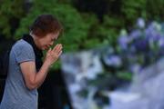 　平和記念公園の原爆慰霊碑の前で祈りをささげる女性＝６日、広島市（ロイター＝共同）
