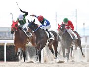 最後の直線でトップに立つオマタセシマシタ（３）＝羽島郡笠松町若葉町、笠松競馬場