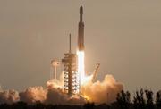 　ＮＡＳＡのナンシー・グレース・ローマン宇宙望遠鏡を搭載し、打ち上げられた米スペースＸのロケット＝３０日、米フロリダ州のケネディ宇宙センター（ロイター＝共同）