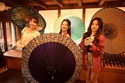 岐阜和傘を手にポーズを取る楽天ガールズのメンバー＝岐阜市湊町、和傘ＣＡＳＡ