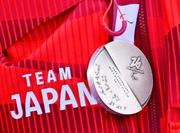 　点字が刻まれたミラノ・コルティナ冬季パラリンピックのメダル＝１３日、イタリア・コルティナダンペッツォ（共同）