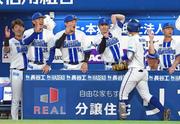 　２回、２ランを放った松尾（手前）を迎えるＤｅＮＡナイン＝横浜