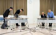 　引き揚げる際に、大川原化工機の（右から）大川原正明社長と元取締役島田順司さんにあらためて謝罪する（左から）東京地検の森博英公安部長と警視庁の鎌田徹郎副総監＝２０日午後、横浜市