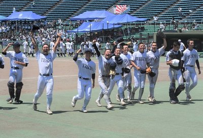 帝京大可児×岐阜第一＝接戦の末、勝利を収め喜ぶ帝京大可児ナイン＝ぎふしん長良川競技場