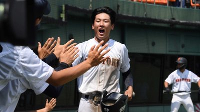 岐阜聖徳×加茂農林＝１回表岐阜聖徳１死三塁、杉山の左前適時打で生還し喜び合う今井＝長良川