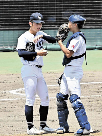 ５回裏、得点圏に走者を許しマウンドで言葉を交わす大垣日大のエース中野（左）と捕手西河