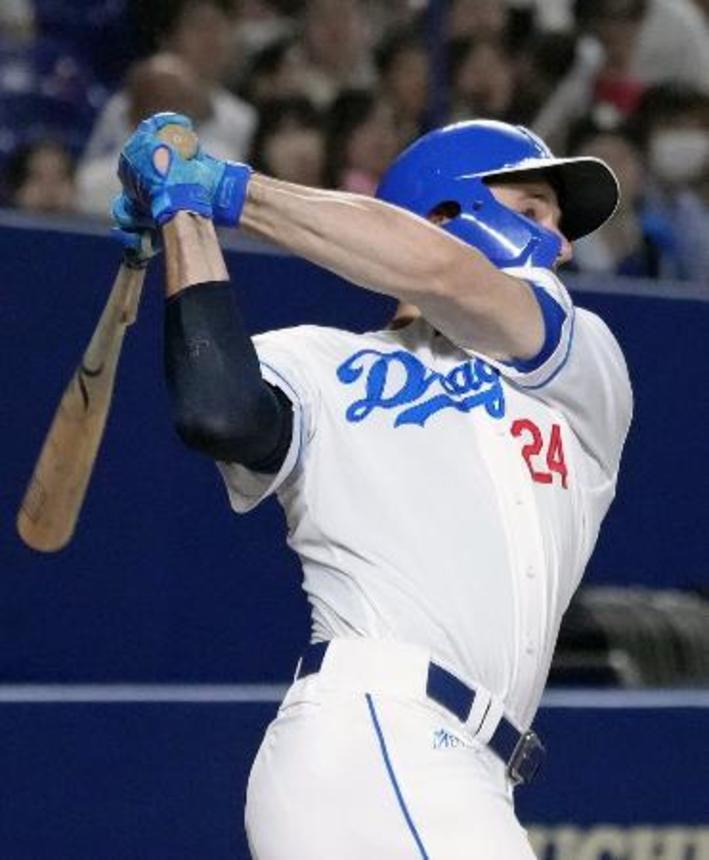 　１０回中日無死満塁、ボスラーが右前にサヨナラ打を放つ＝バンテリンドーム