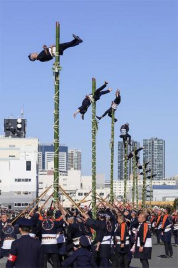 　東京消防庁の出初め式で披露された伝統のはしご乗り＝６日午前、東京都江東区