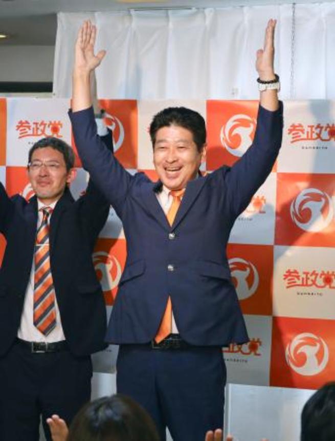 　埼玉選挙区で当選を決め、万歳する参政党の大津力氏＝２１日午前１時４４分、埼玉県飯能市