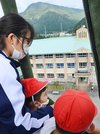 気球に乗り、眺めを楽しむ児童、生徒＝揖斐川町坂内広瀬、坂内小中学校