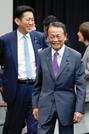 　「国力研究会」の初会合を終え、引き揚げる自民党の麻生副総裁。左は小林政調会長＝２１日午後、国会