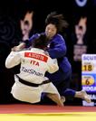 　女子４８キロ級決勝　イタリア選手（手前）と対戦する古賀若菜＝バクー（共同）