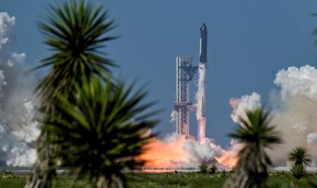 　スペースＸの打ち上げ施設＝７月２４日、米テキサス州（ロイター＝共同）