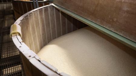 　白鶴酒造の醸造施設で貯蔵されている加工用米＝神戸市東灘区