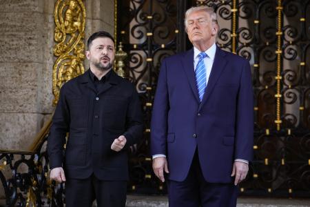 　米フロリダ州パームビーチで、トランプ大統領（右）に迎えられたウクライナのゼレンスキー大統領＝２０２５年１２月２８日（ゲッティ＝共同）