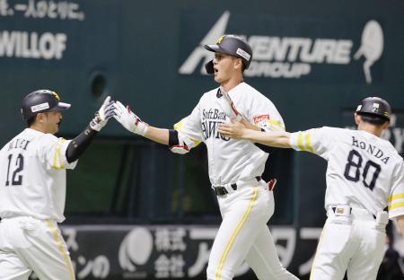 　２回、先制ソロを放ち嶺井（左）らに迎えられるソフトバンク・秋広＝みずほペイペイドーム