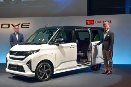 　ダイハツの新型「ムーヴ」と井上雅宏社長（右）＝５日午前、東京都内