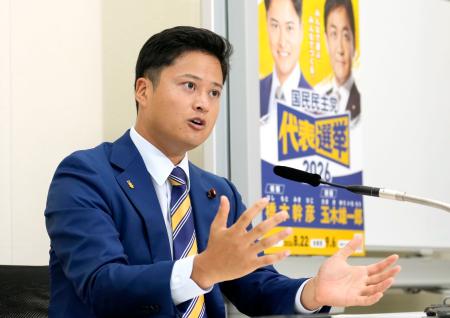 　インタビューに応じる国民民主党の橋本幹彦衆院議員＝２１日午前、国会