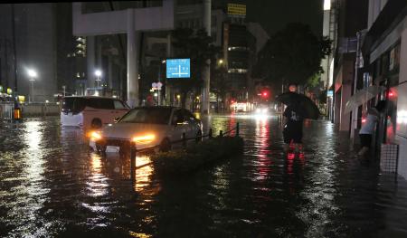　大雨の影響で冠水した千葉市内の道路＝１４日未明