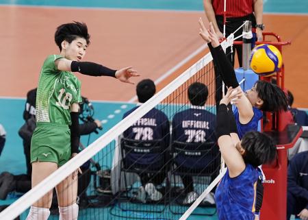 　八王子実践―西彼杵　第１セット、スパイクを決める八王子実践・大雲（左）＝東京体育館